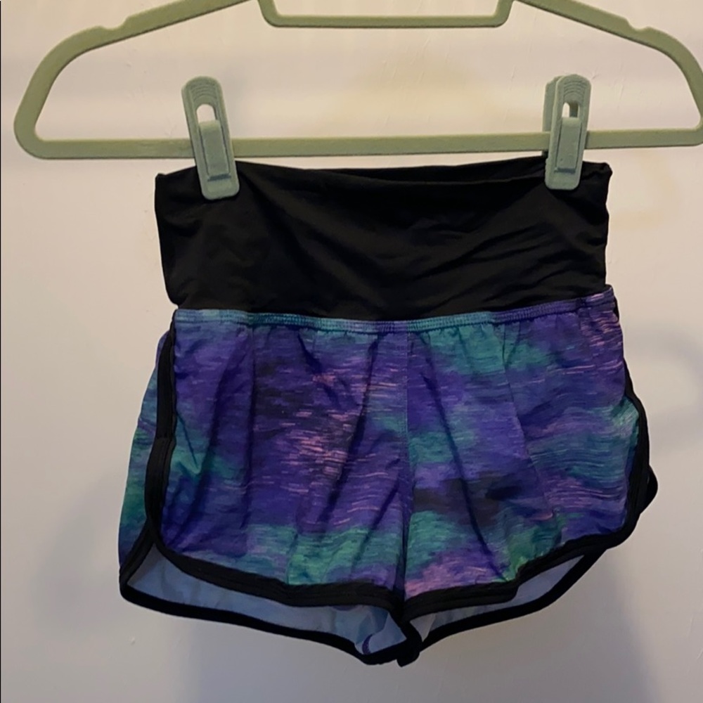 Lululemon Drop it Low short in Rio Nights print